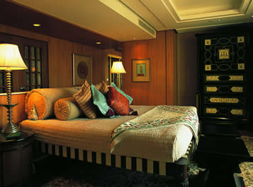 India, Agra, Hotel Oberoi Amarvilas bedroom suite
