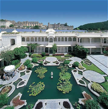 http://www.justtheplanet.com/images/latest-travel-features/2007/issue-2_june-07/india_udaipur_taj-lake-palace_inner-court_pp.jpg