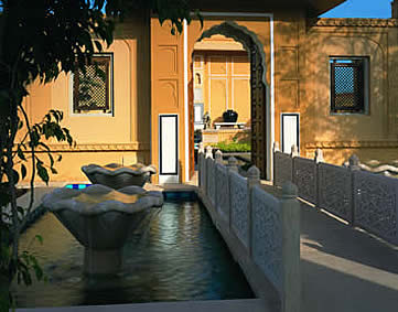 India, Jaipur, arch at the Oberoi Rajvilas Hotel